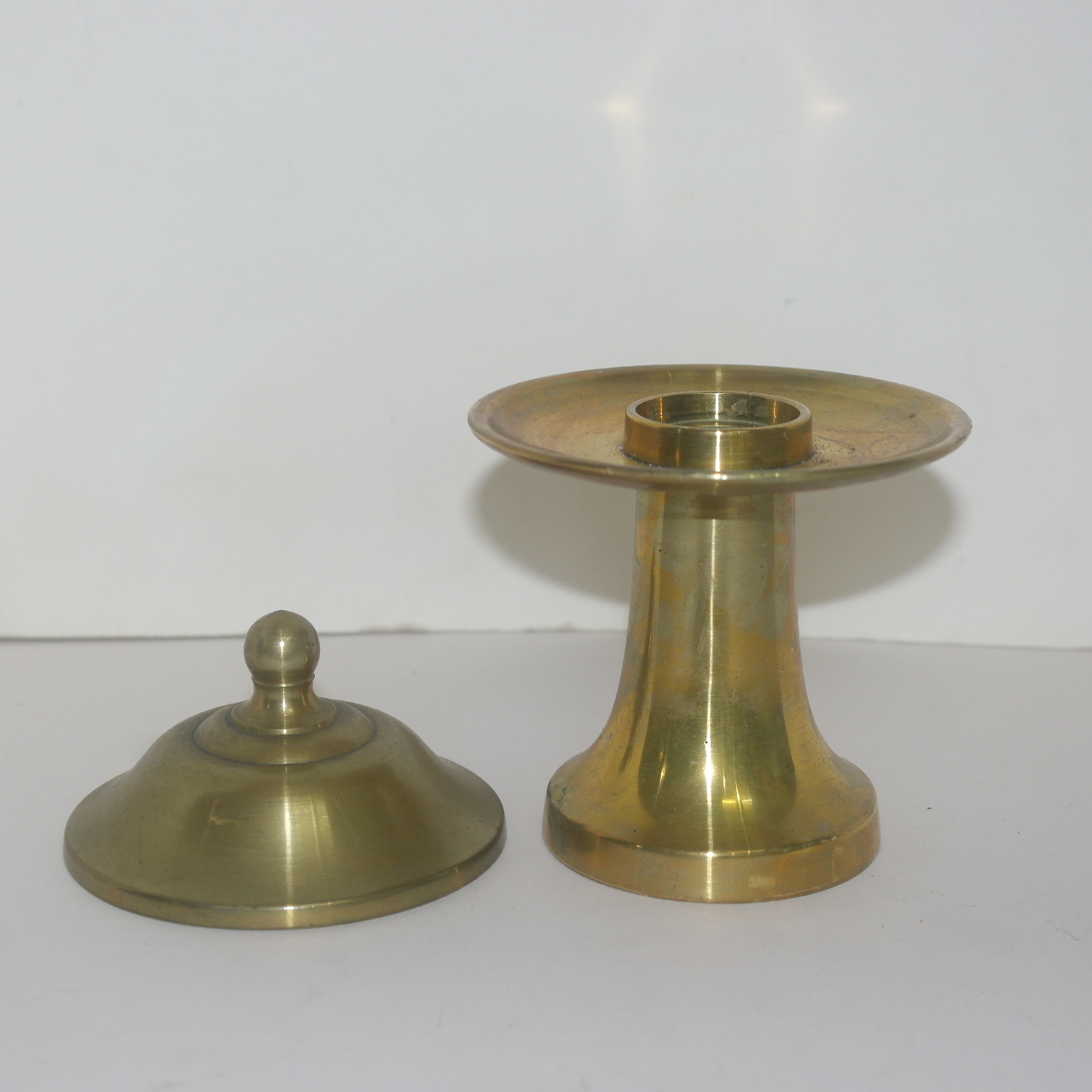 청동으로된 굽다리 잔받침과 잔두껑