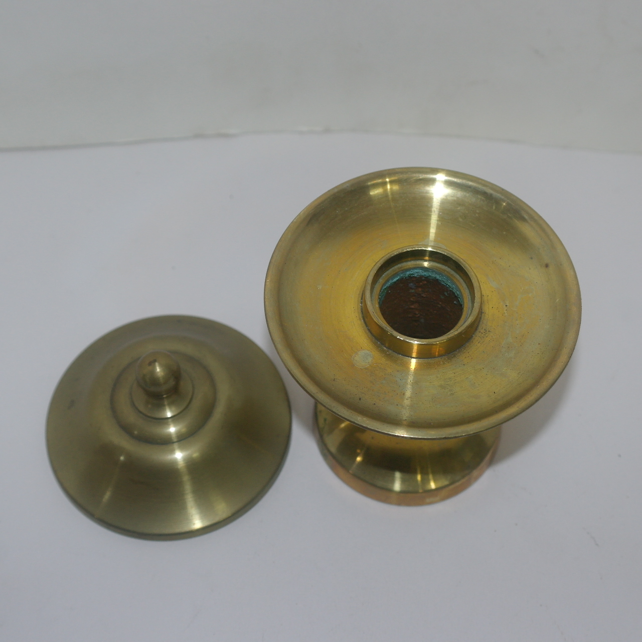 청동으로된 굽다리 잔받침과 잔두껑