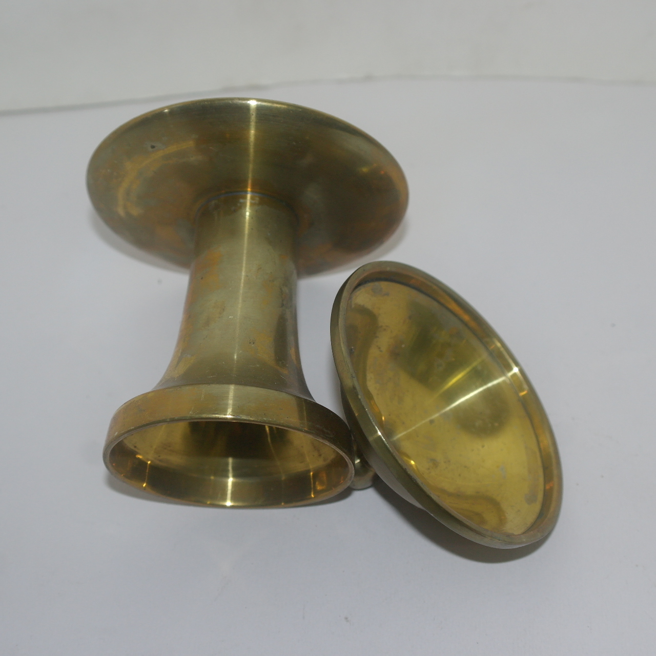 청동으로된 굽다리 잔받침과 잔두껑