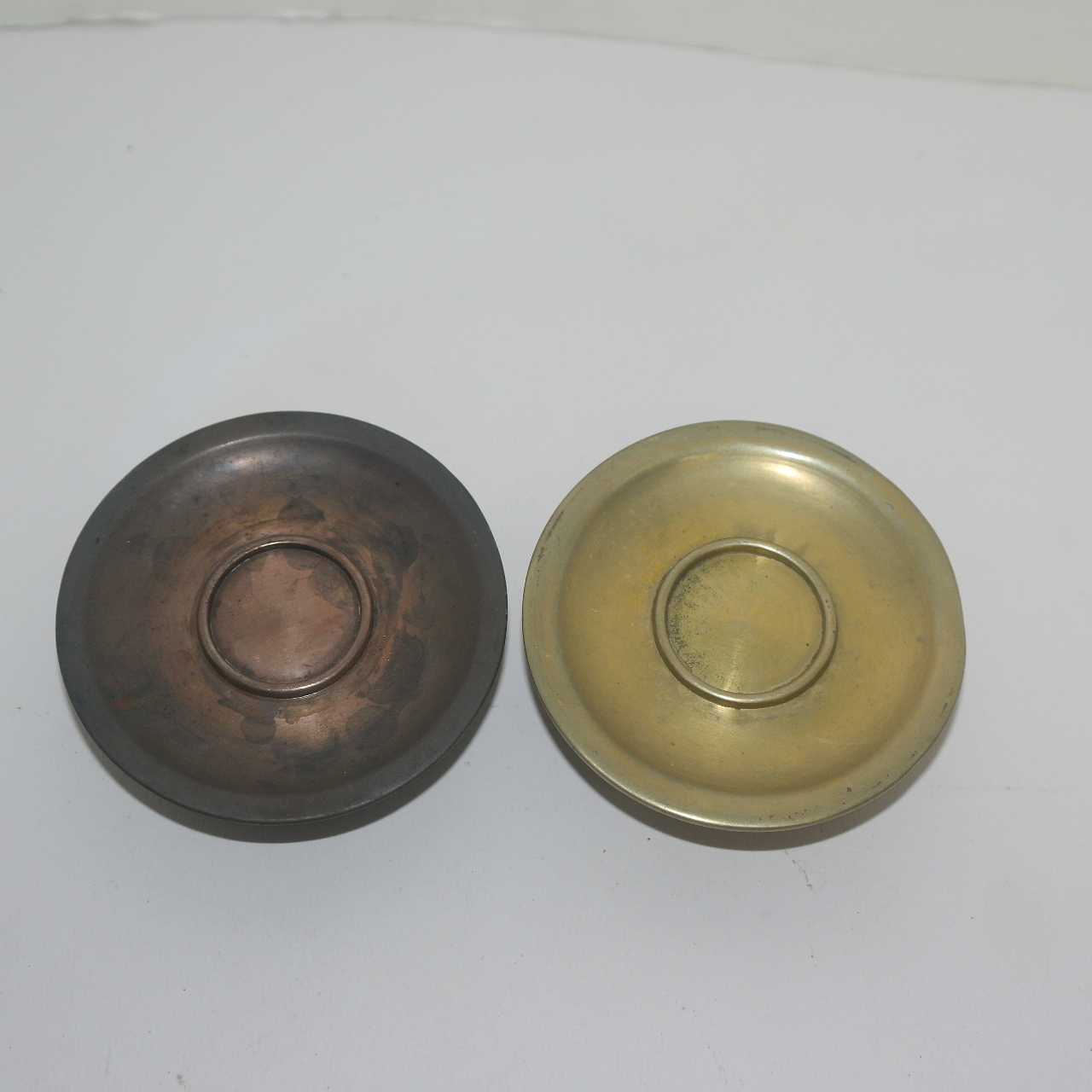 연대가좋은 청동으로된 잔받침 2점