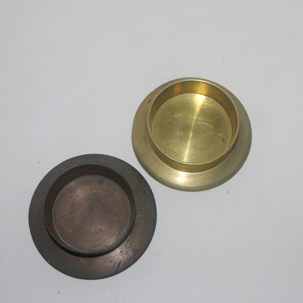 연대가좋은 청동으로된 잔받침 2점