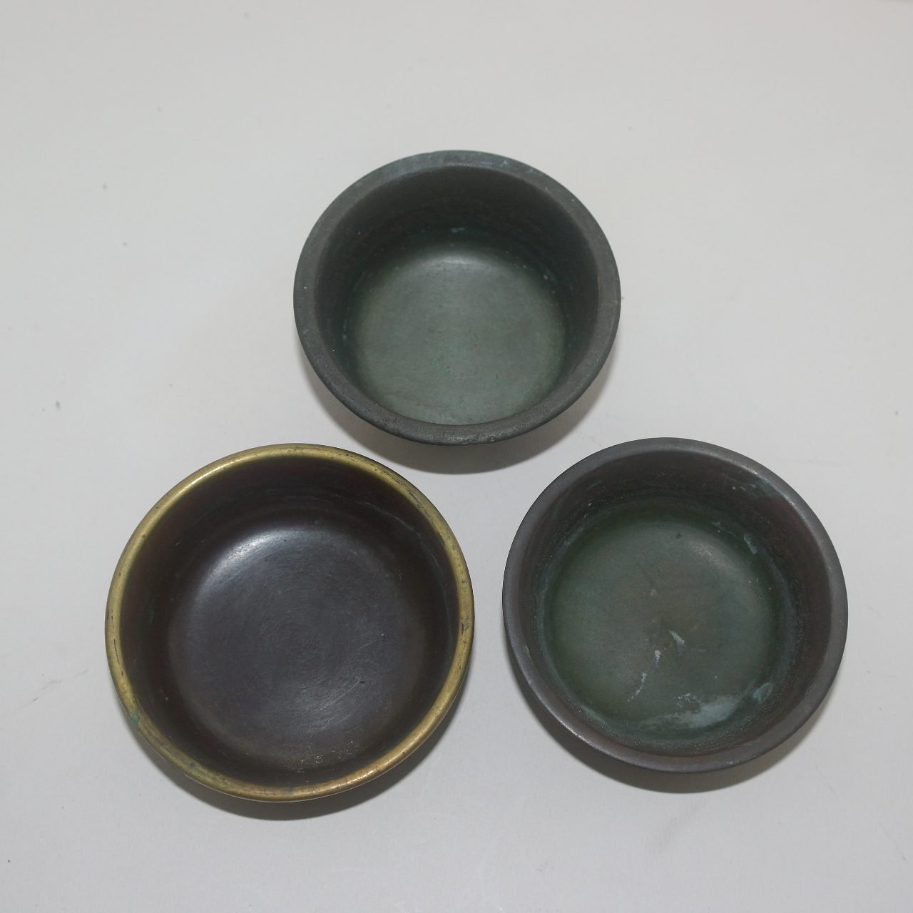 연대가좋은 청동으로된 잔 3점