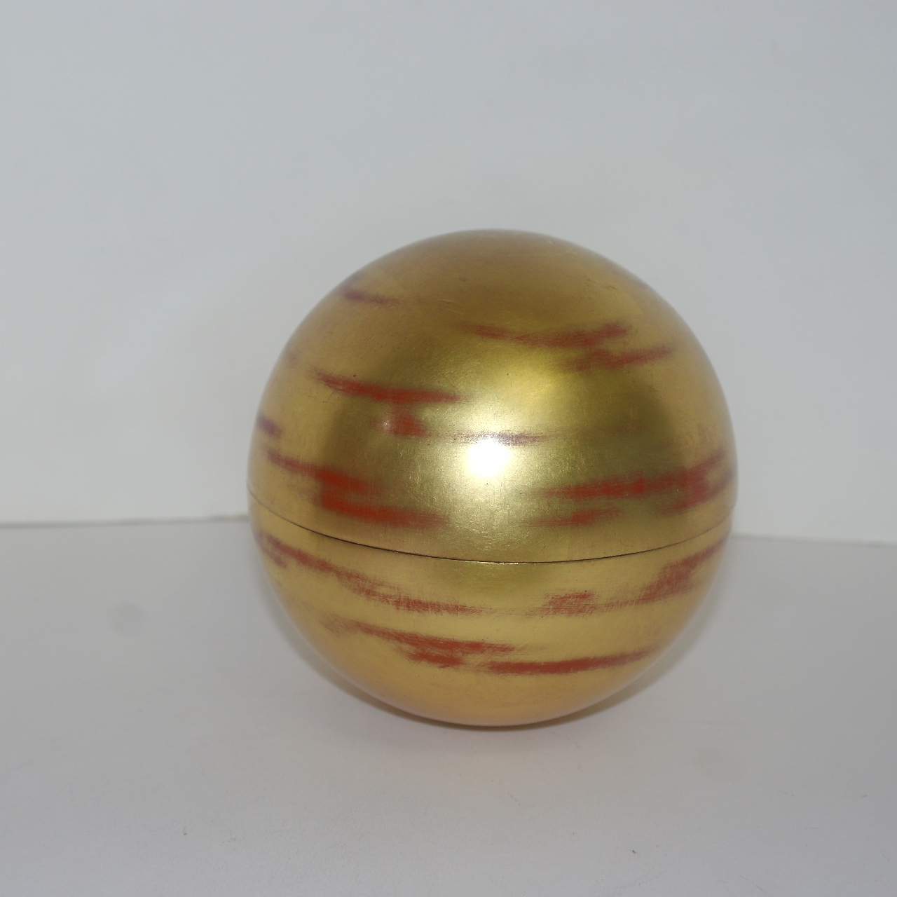 나무에 금은채된 둥근 합