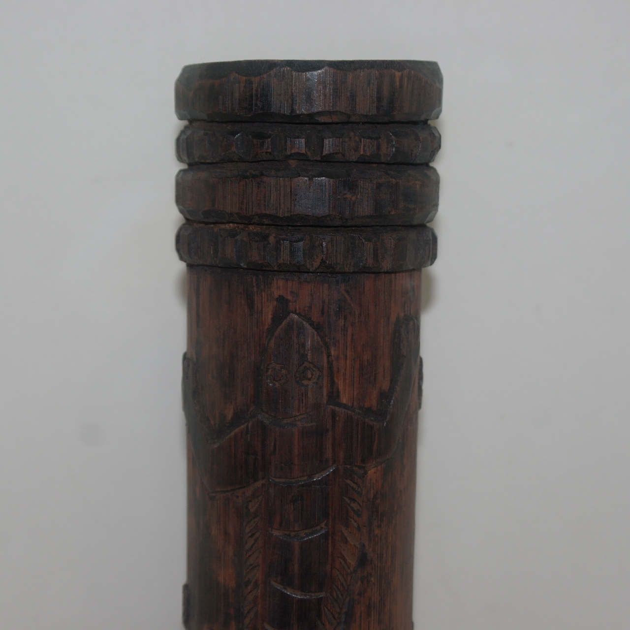 대나무에 사람과 동물이 조각된 지통(필통)