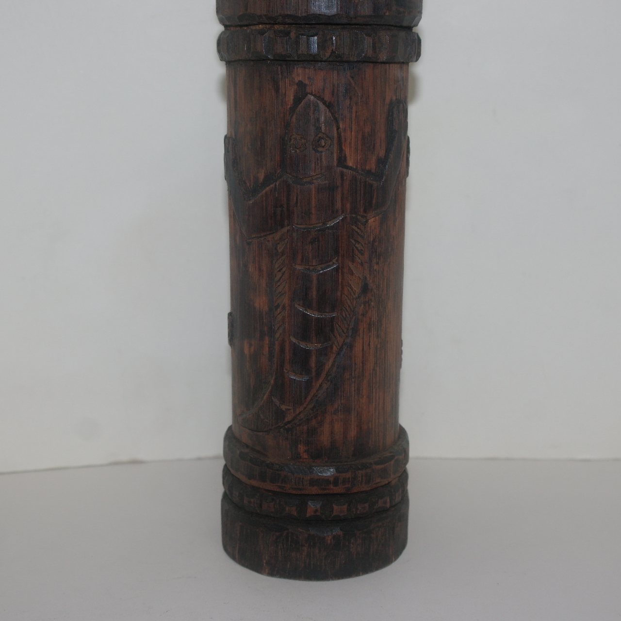 대나무에 사람과 동물이 조각된 지통(필통)