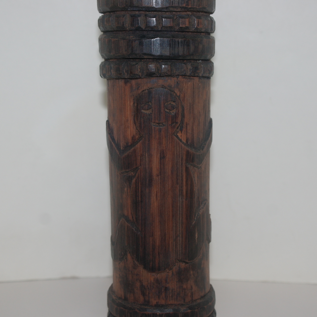 대나무에 사람과 동물이 조각된 지통(필통)