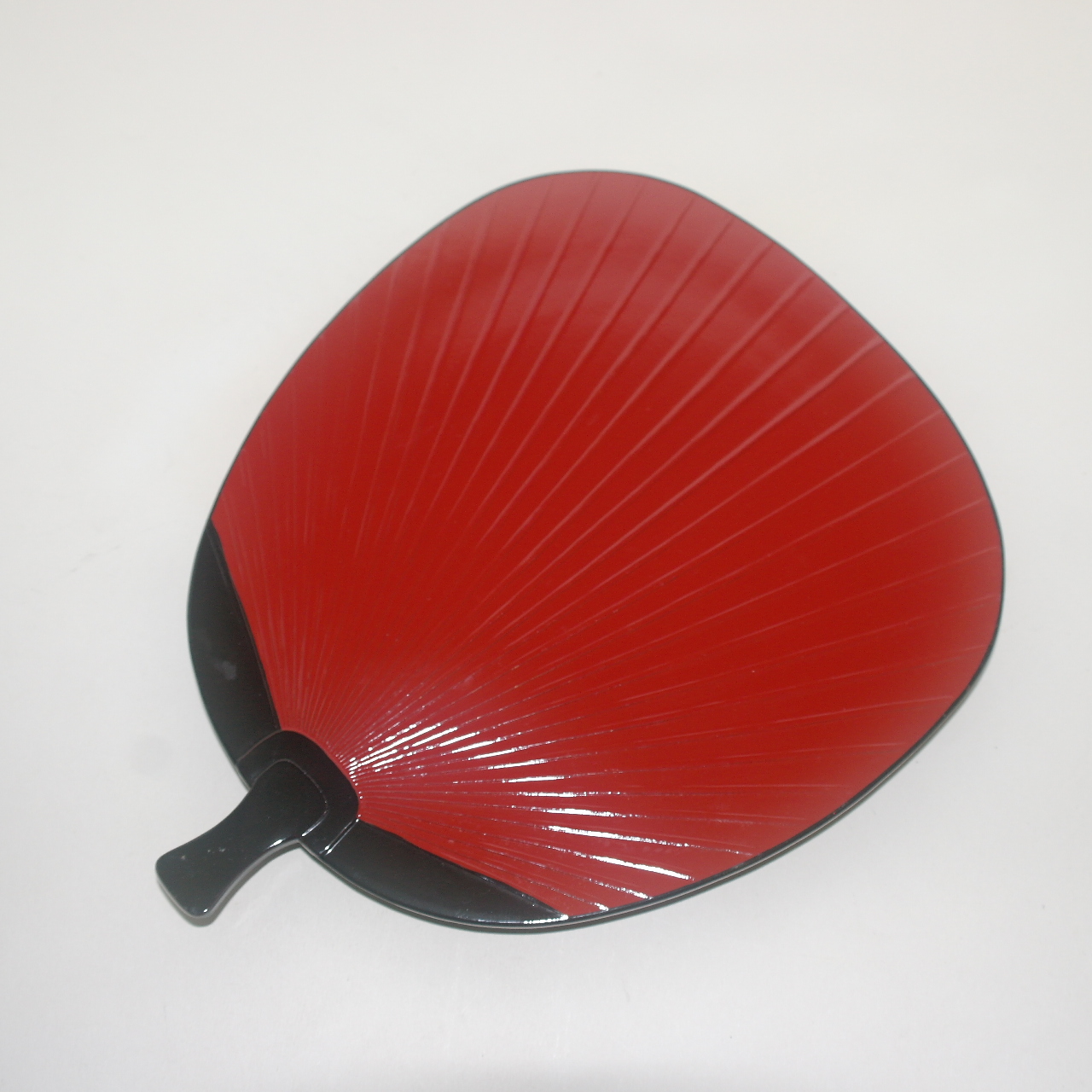 칠이된 부채모양의 차반