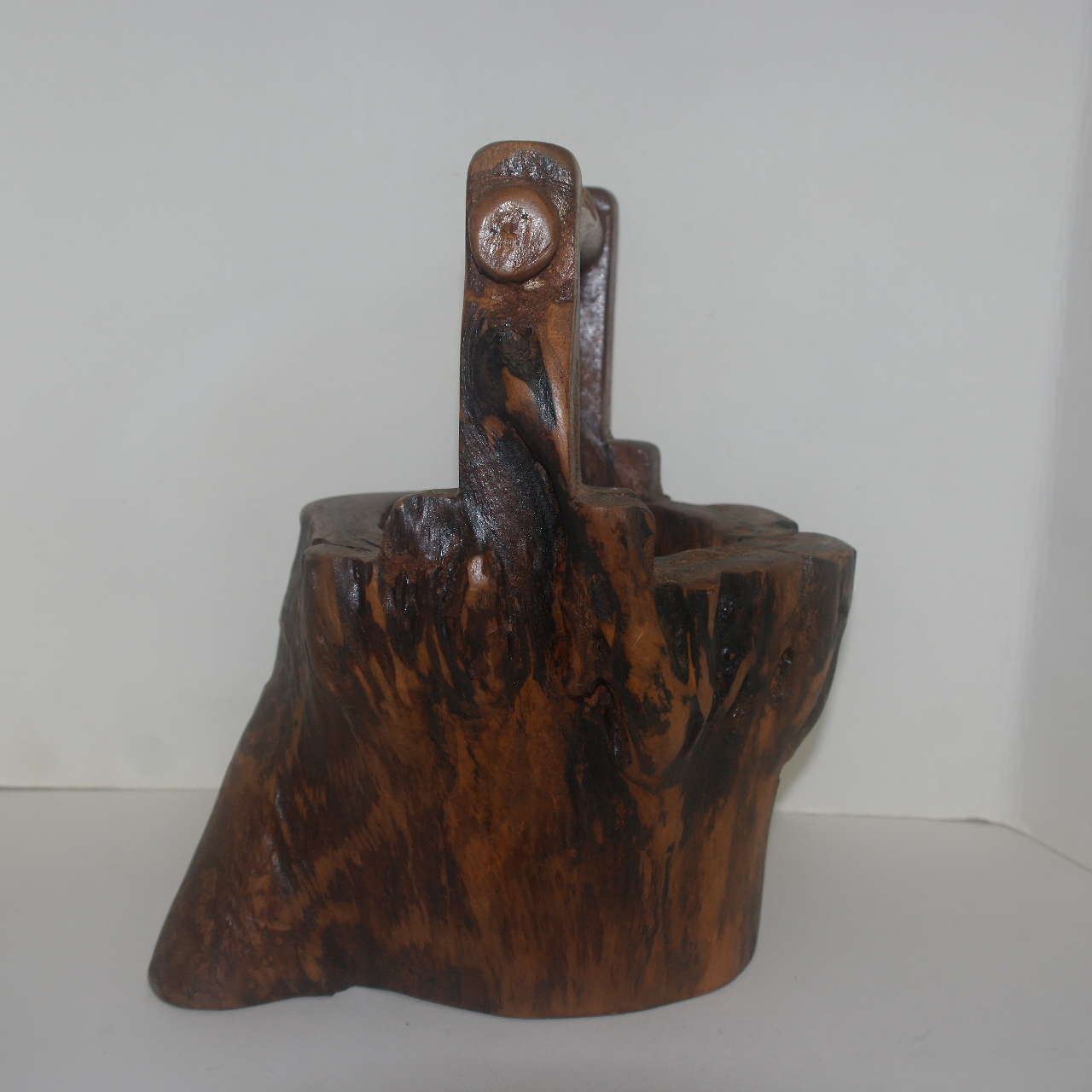 원목나무를 조각한 두레박모양 나무조각품