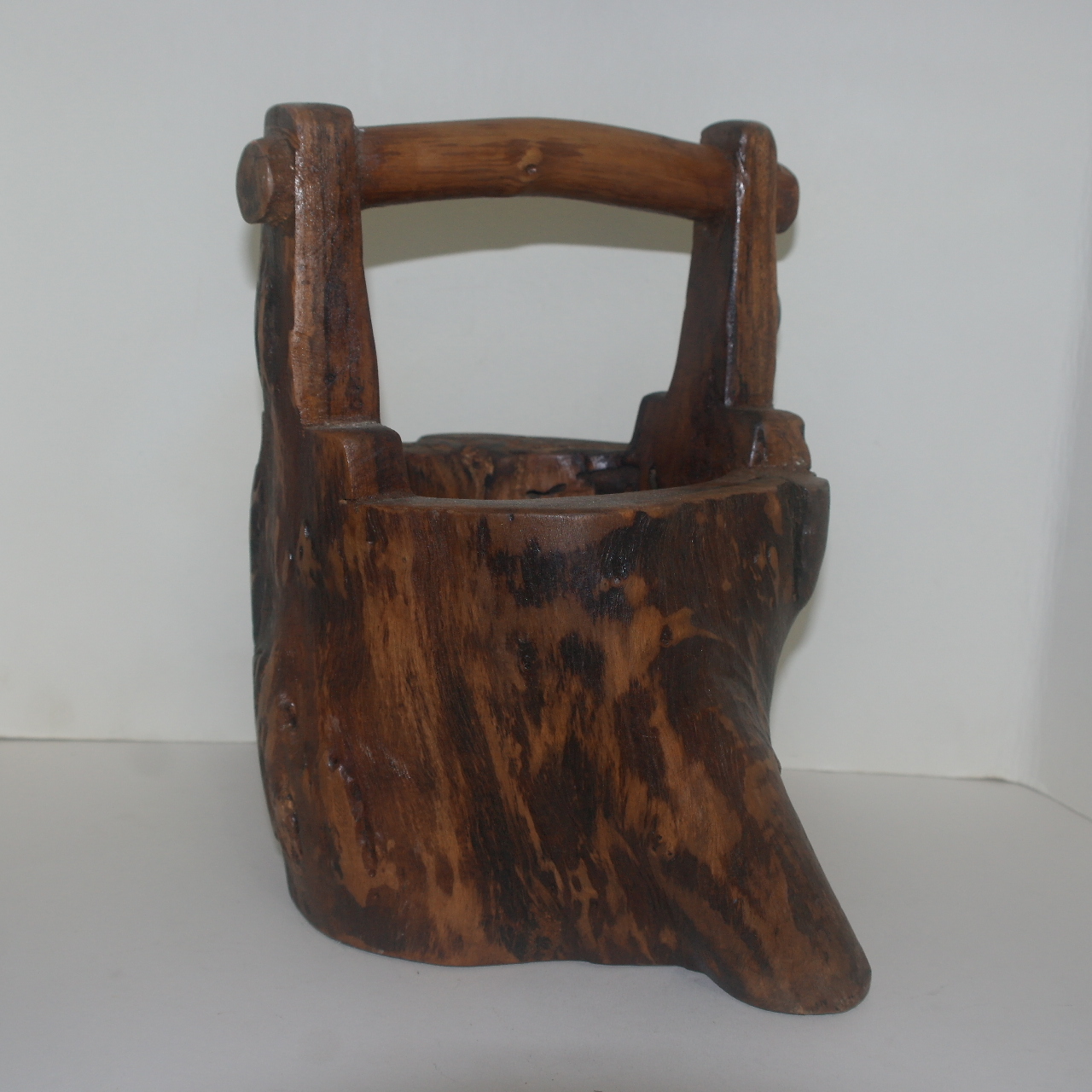 원목나무를 조각한 두레박모양 나무조각품