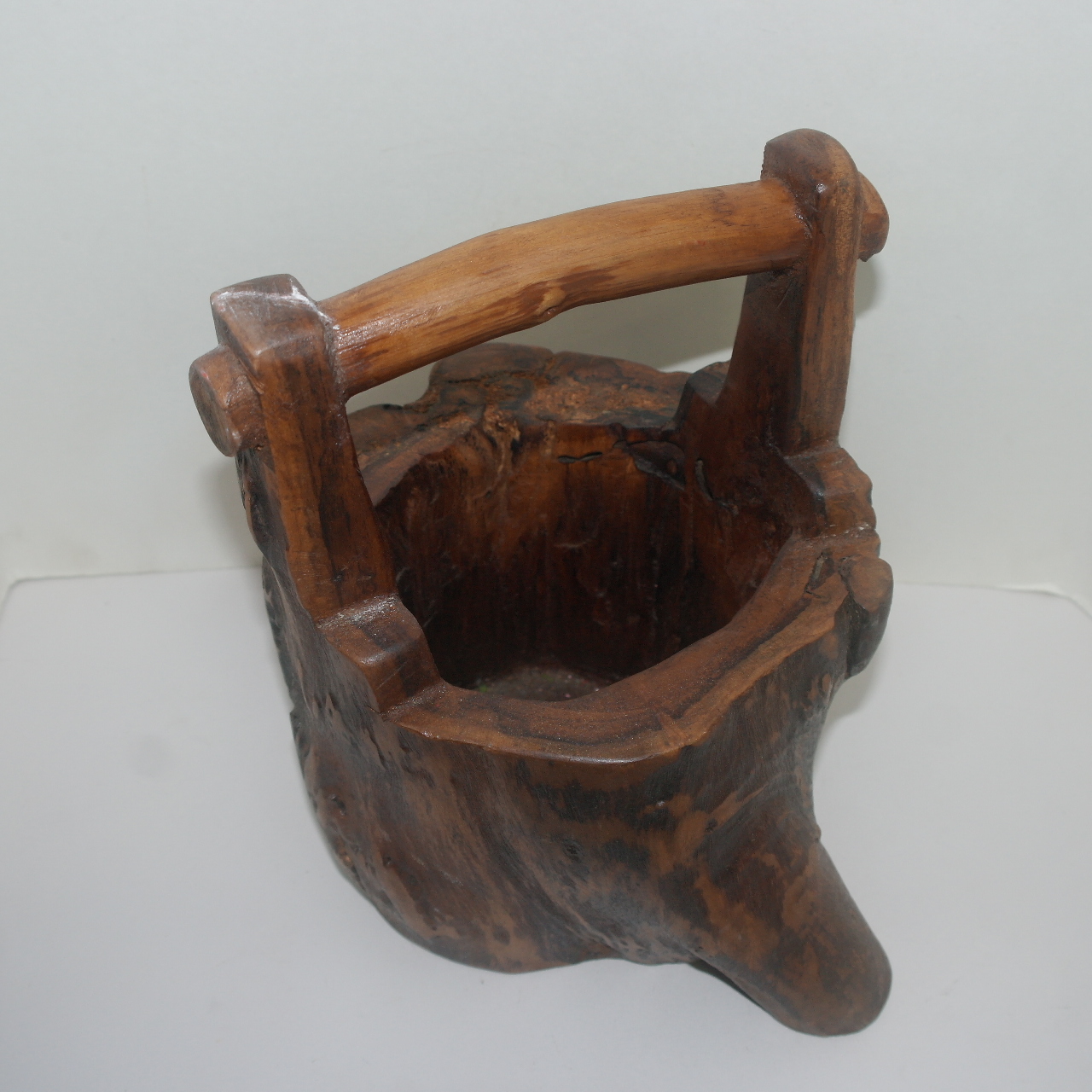 원목나무를 조각한 두레박모양 나무조각품