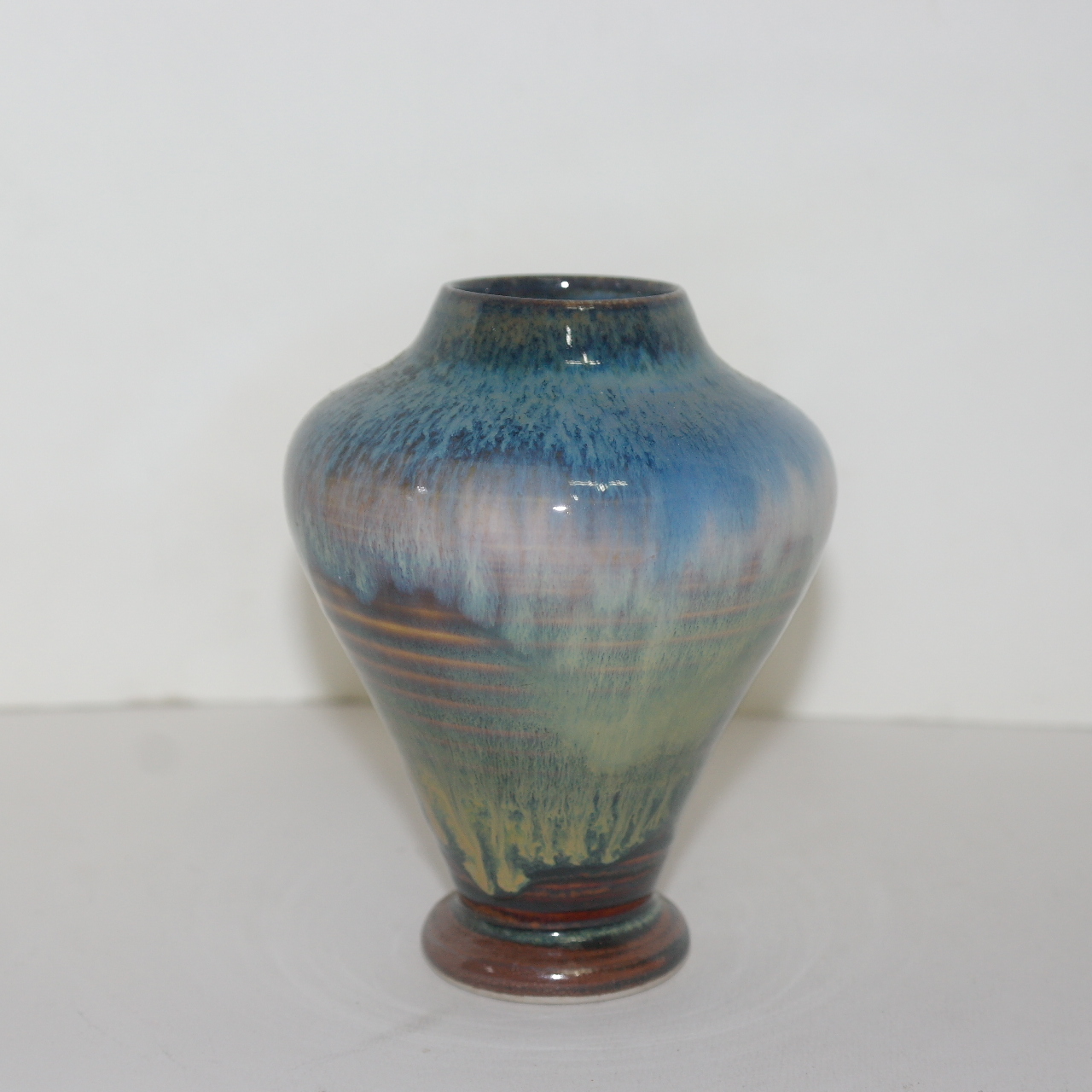 특이한 모양의 잘록한 청자호