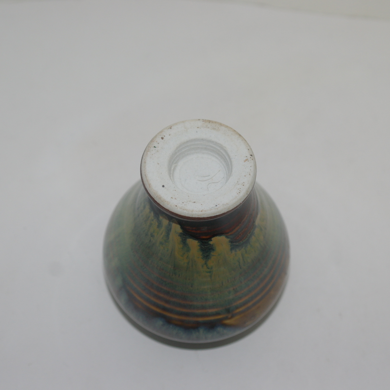 특이한 모양의 잘록한 청자호