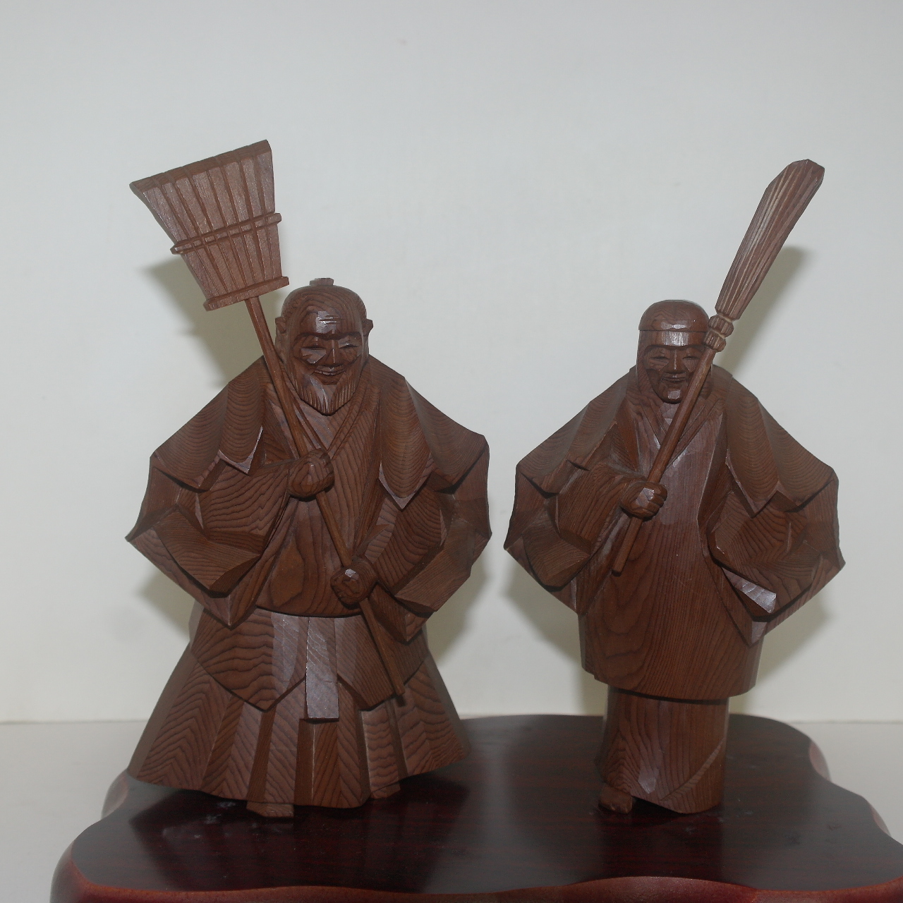 원목나무를 조각한 부부조각상