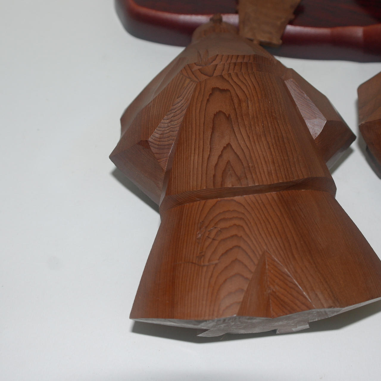 원목나무를 조각한 부부조각상