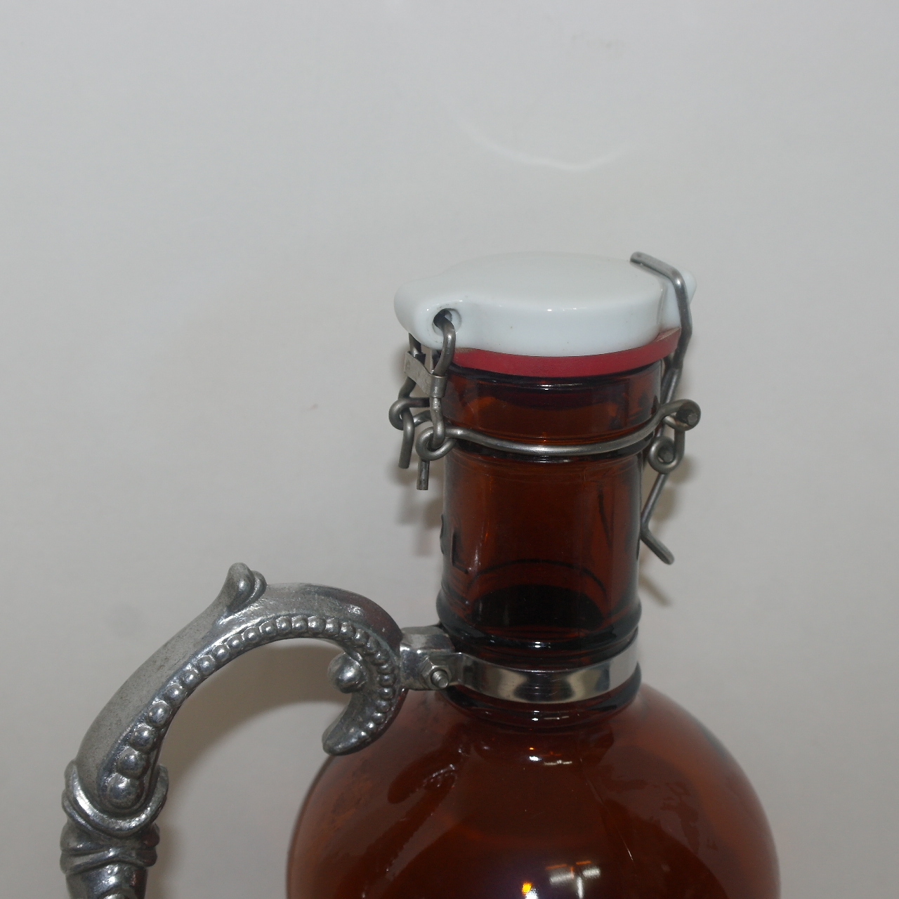 유럽산 채색유리에 주석손잡이가 있는 병