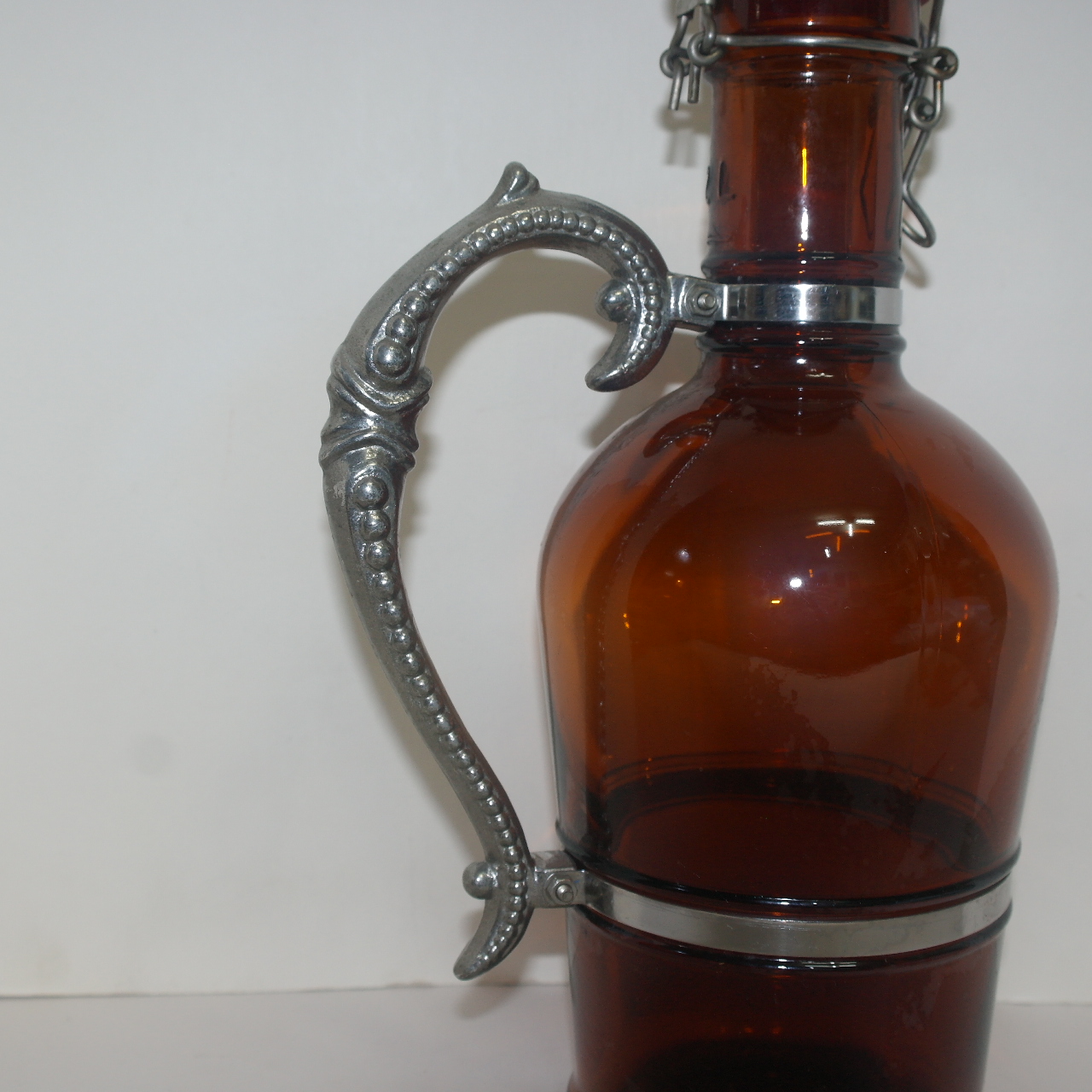 유럽산 채색유리에 주석손잡이가 있는 병