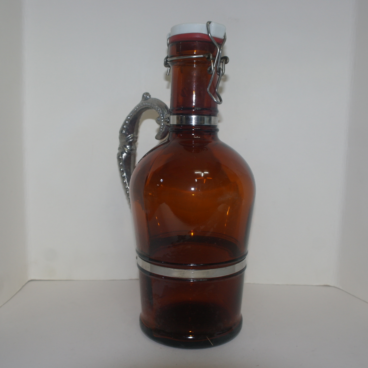 유럽산 채색유리에 주석손잡이가 있는 병