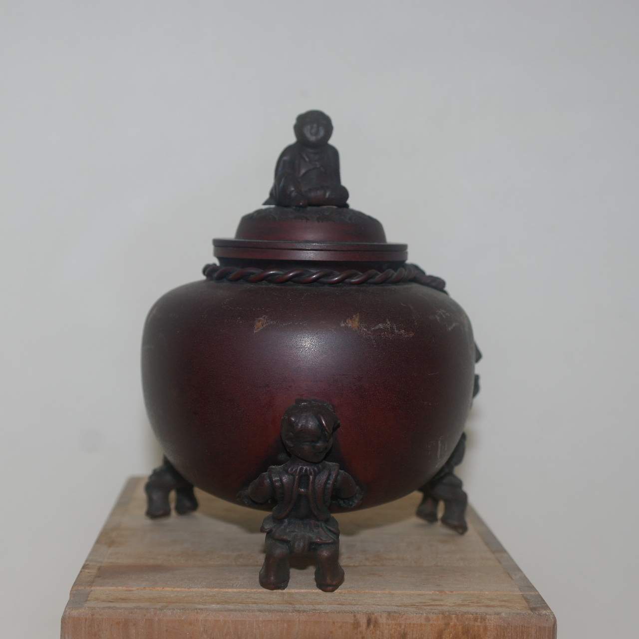 묵직한 청동으로된 삼동자 삼족받침 동자향로