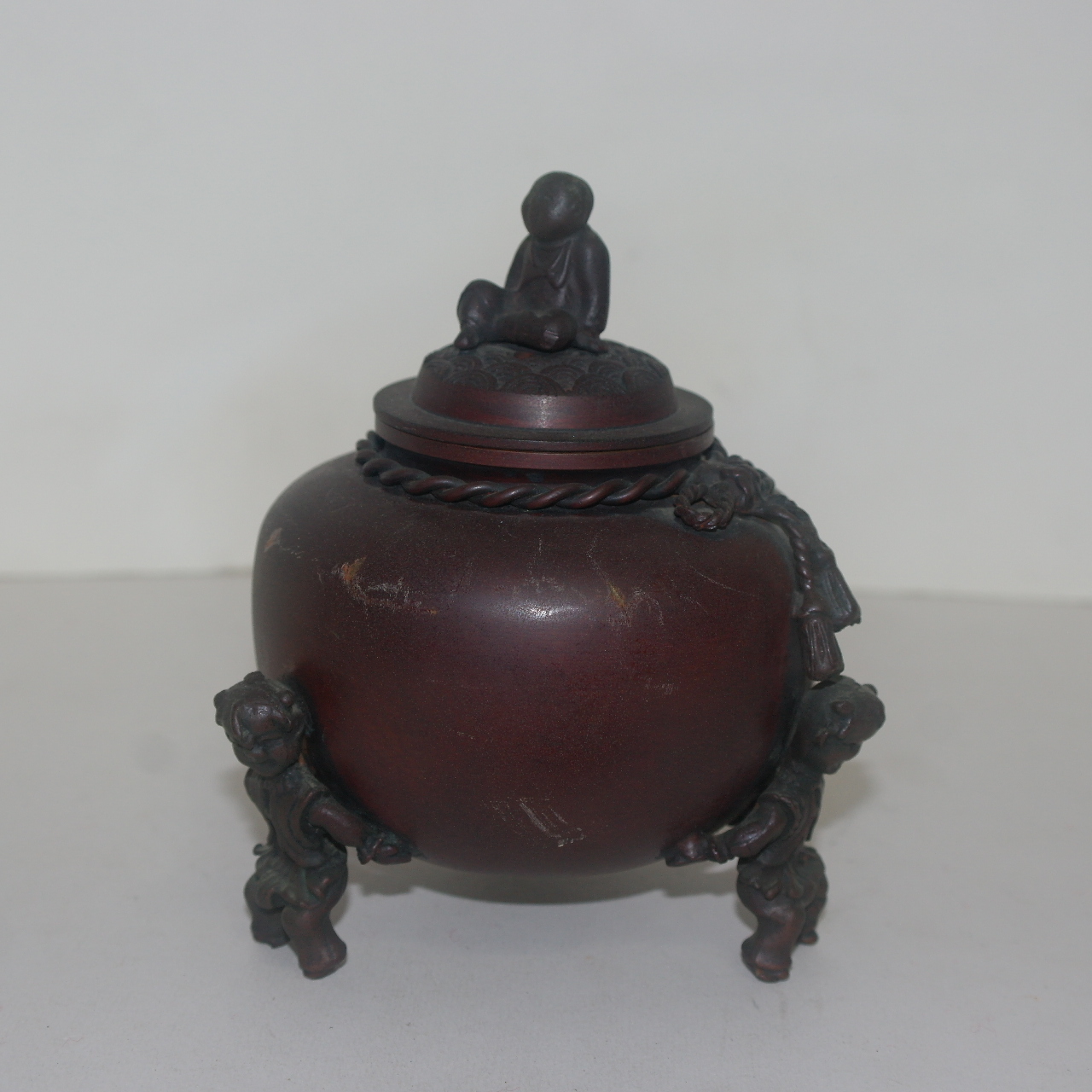 묵직한 청동으로된 삼동자 삼족받침 동자향로