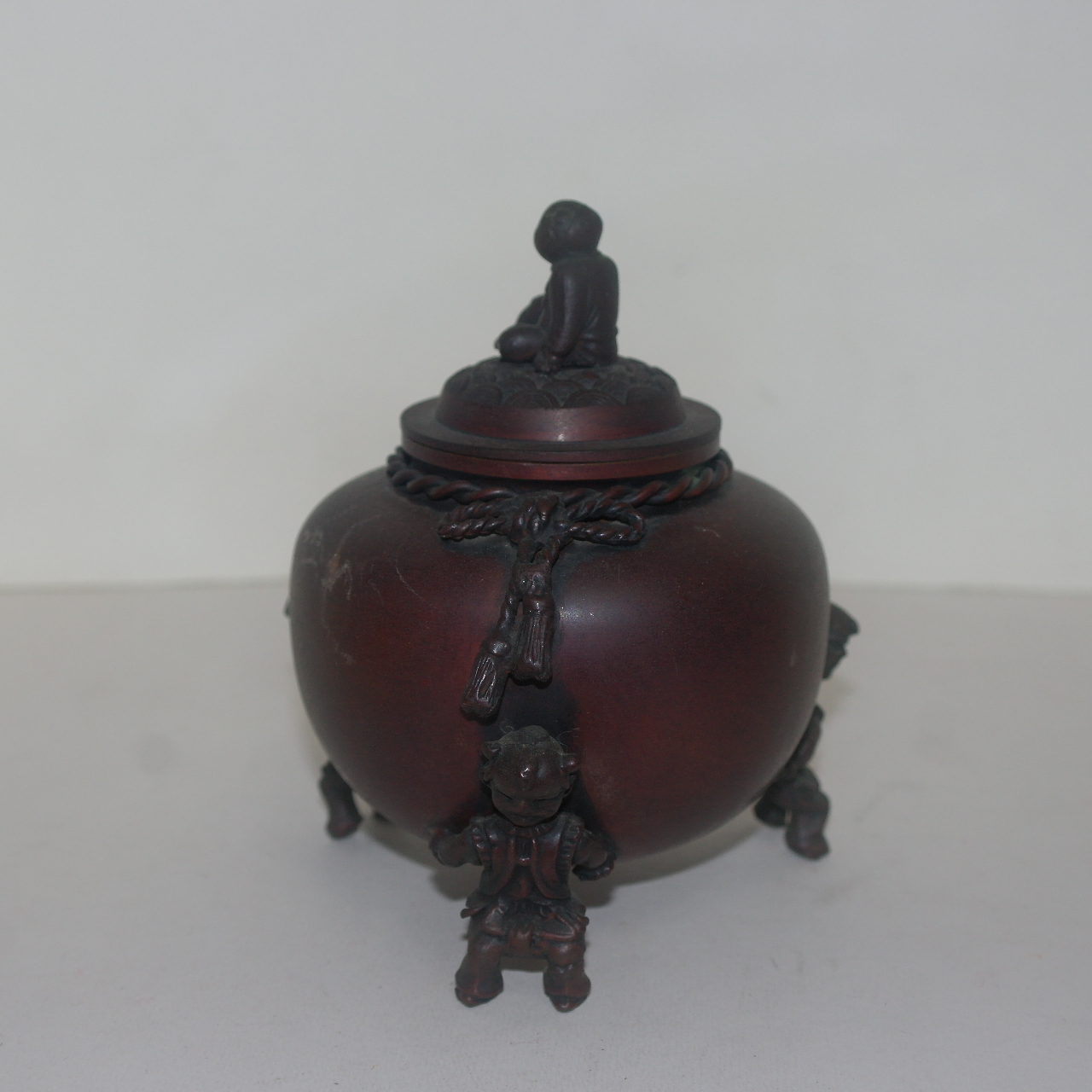 묵직한 청동으로된 삼동자 삼족받침 동자향로