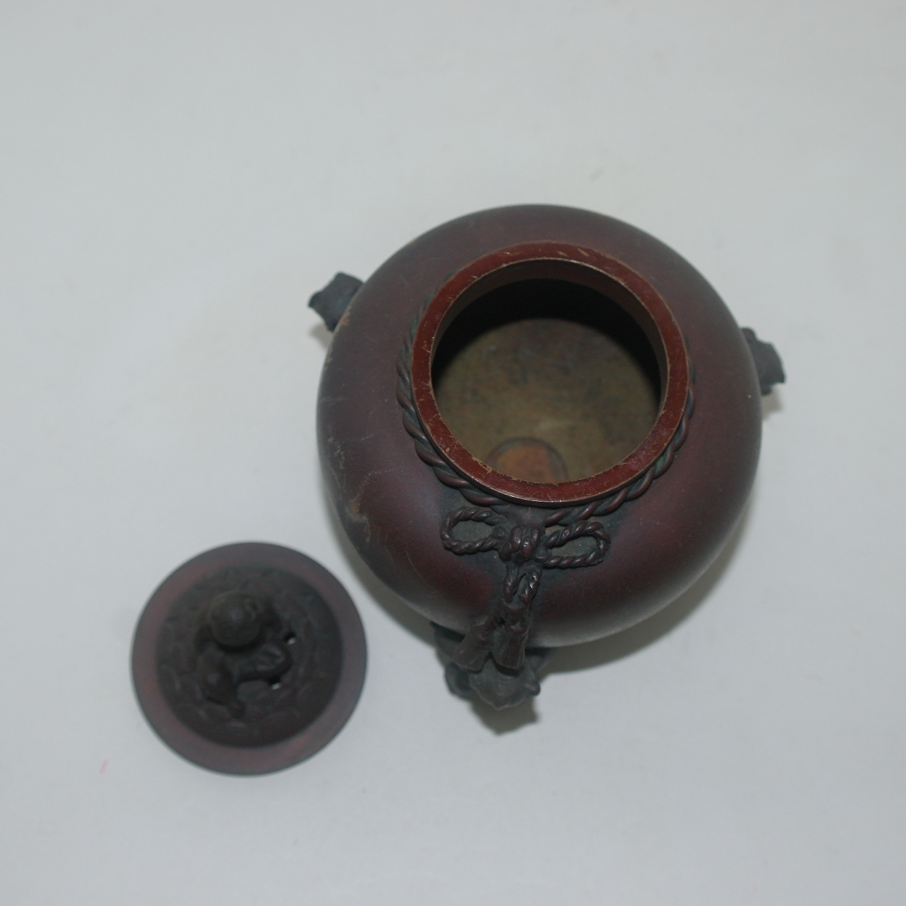 묵직한 청동으로된 삼동자 삼족받침 동자향로