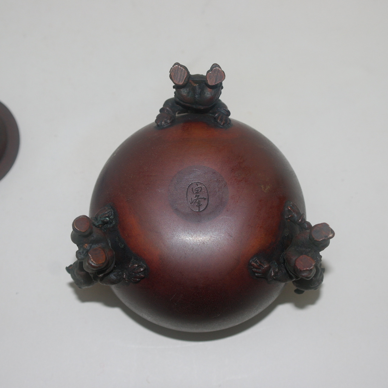 묵직한 청동으로된 삼동자 삼족받침 동자향로