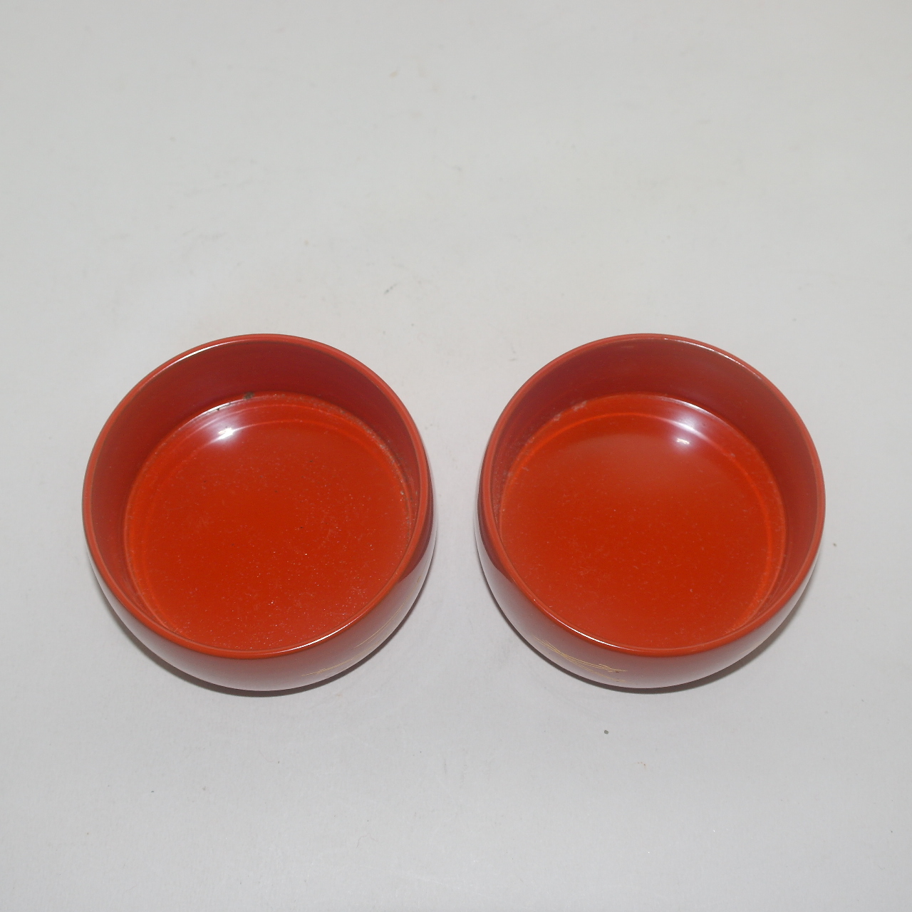 나무에 주칠이된 완 2점