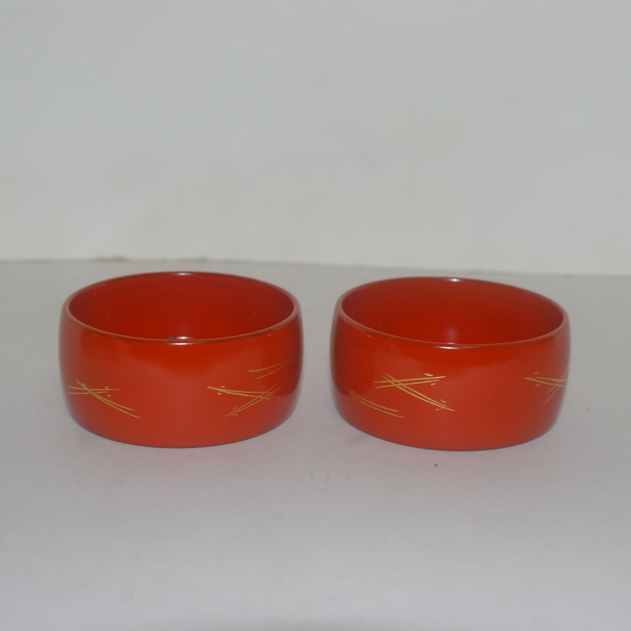 나무에 주칠이된 완 2점