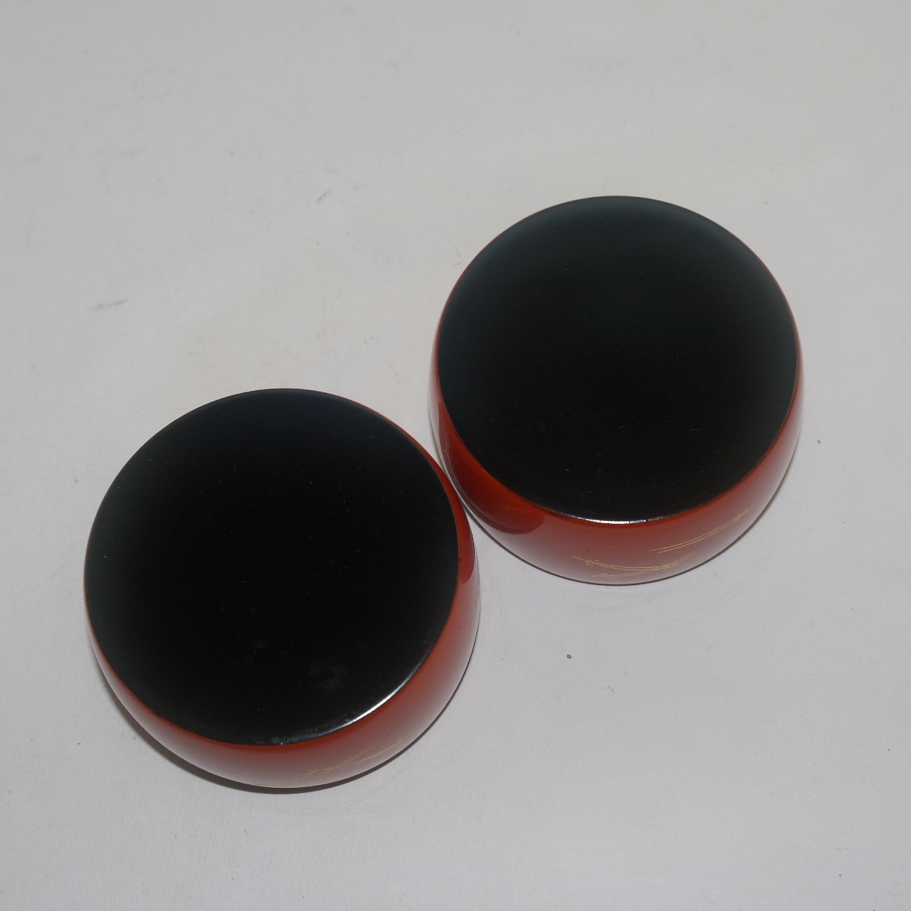 나무에 주칠이된 완 2점