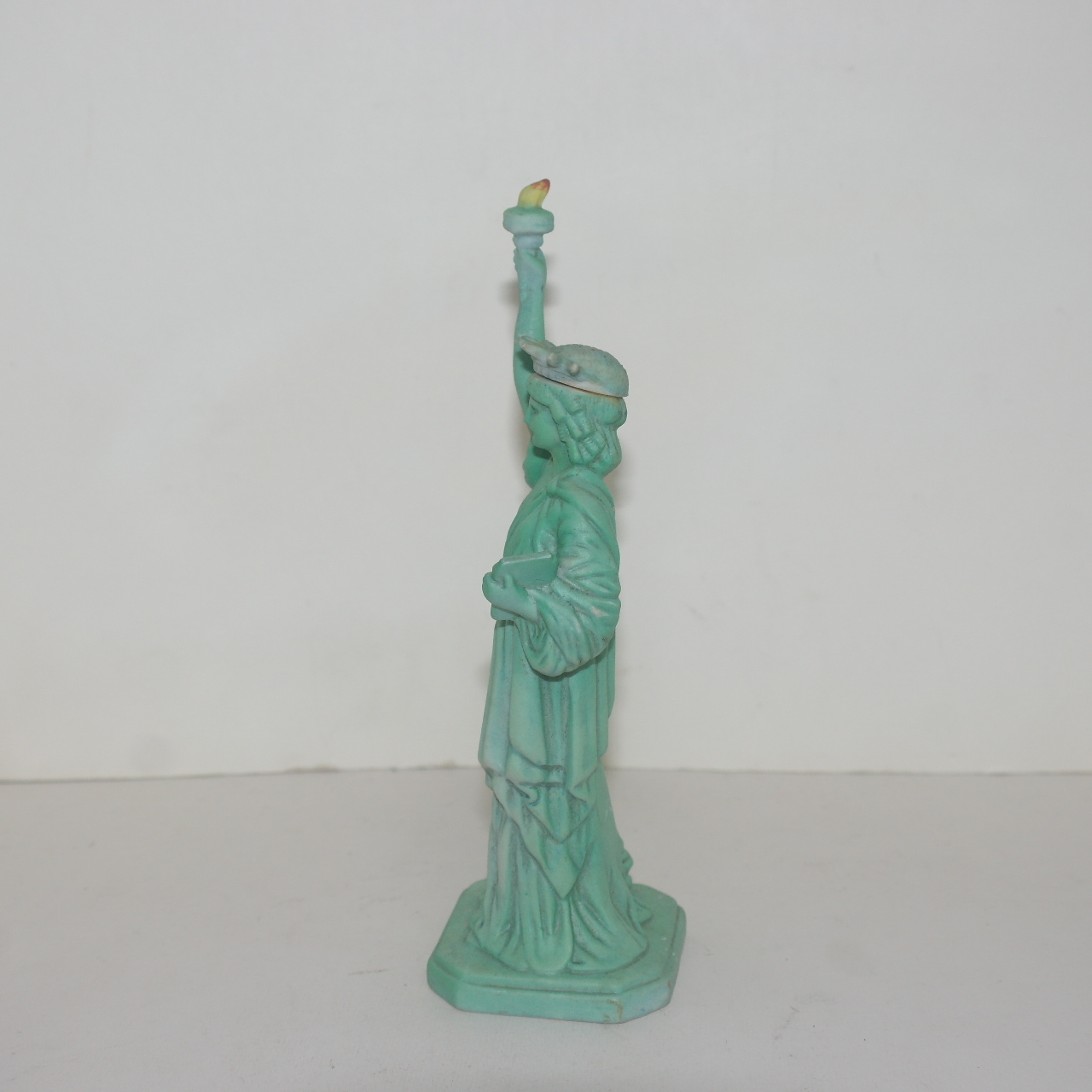 외국산 도자기재질로된 자유여신상