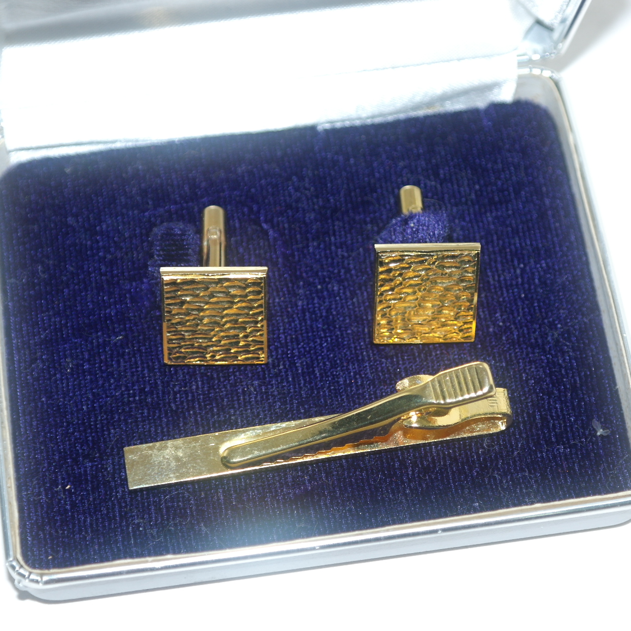 금빛이 도는 넥타이핀셋트