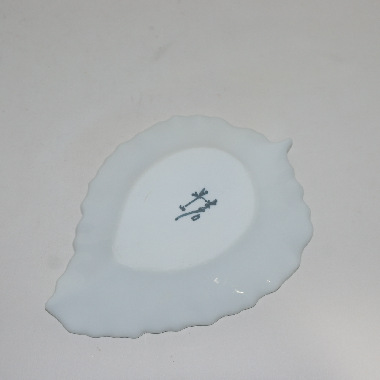 순백자 양각나뭇잎문 완