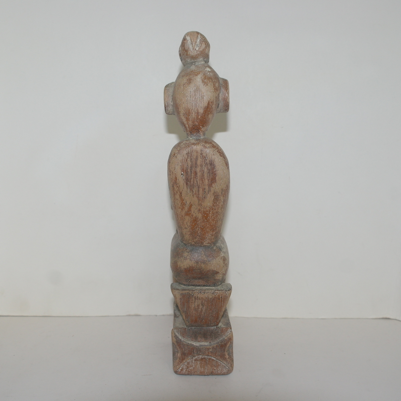 외국산 나무를 통으로 조각한 특이한 인물조각상