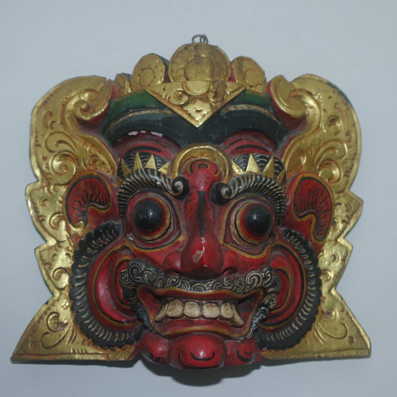 나무를 통으로 조각한 귀면탈