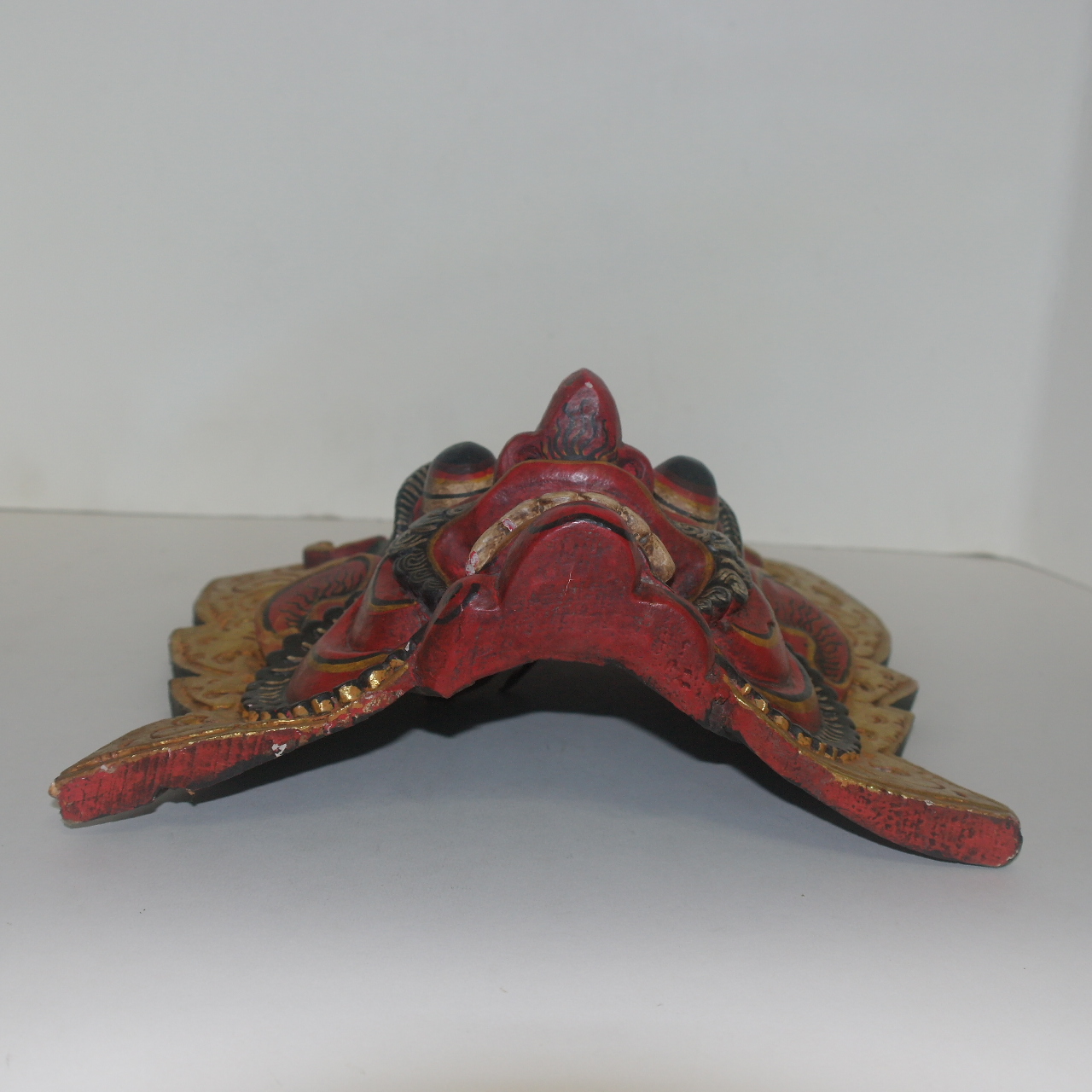 나무를 통으로 조각한 귀면탈