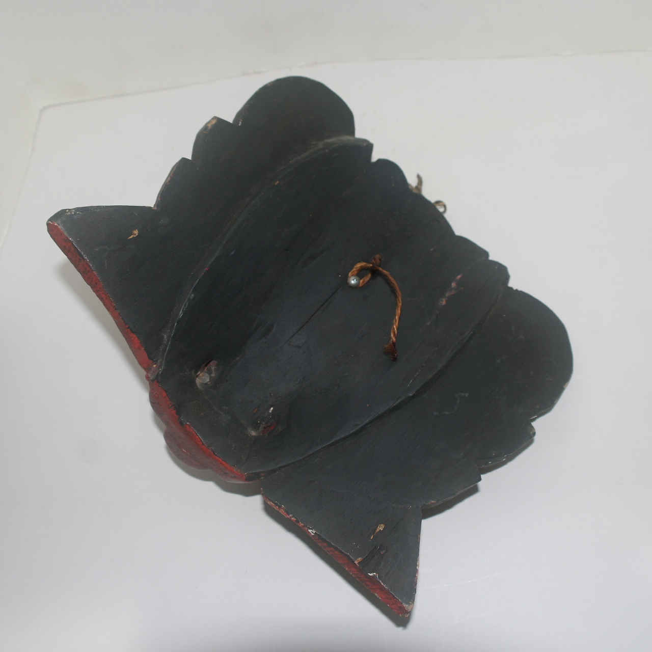 나무를 통으로 조각한 귀면탈