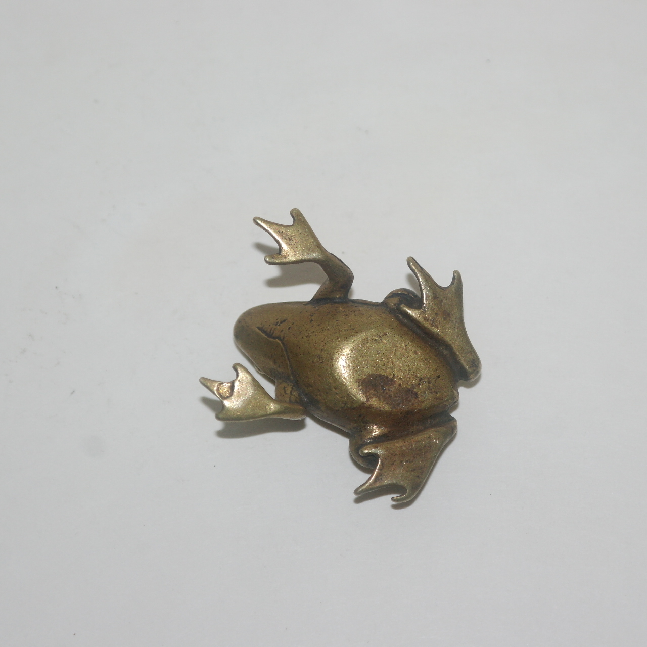 청동으로된 개구리 조각상