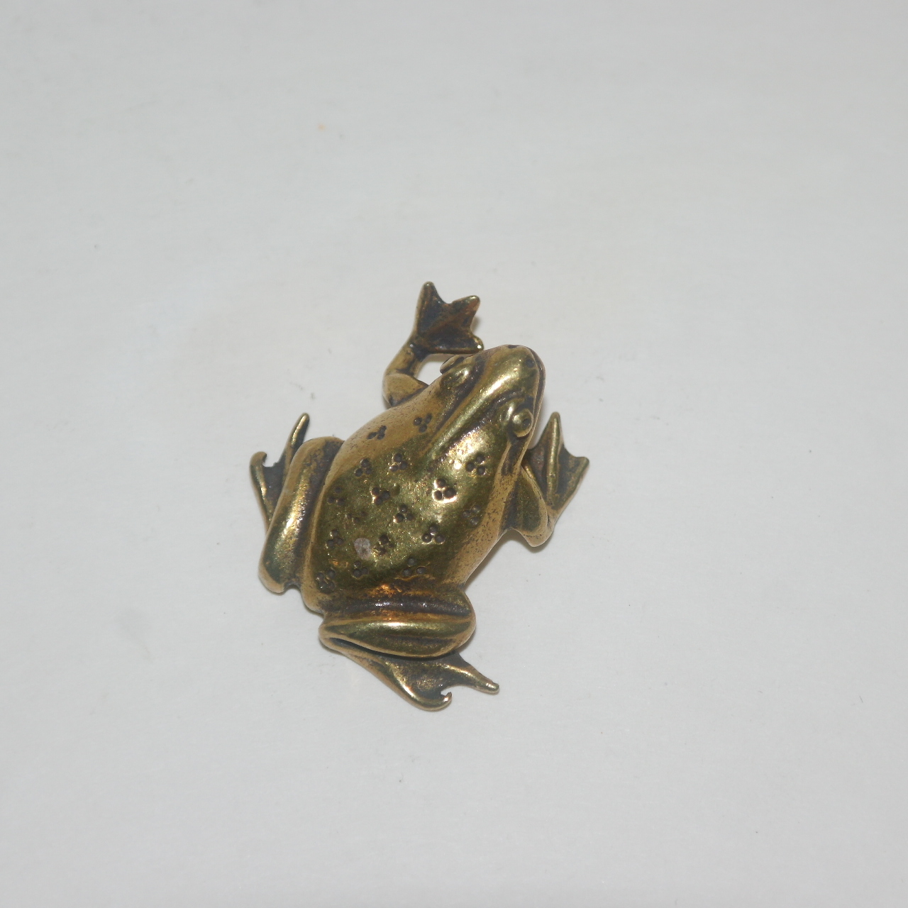 청동으로된 개구리 조각상