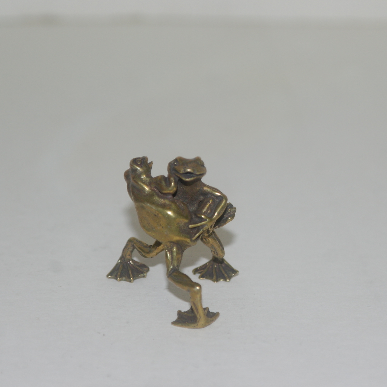 청동으로된 씨름하는 개구리 조각상