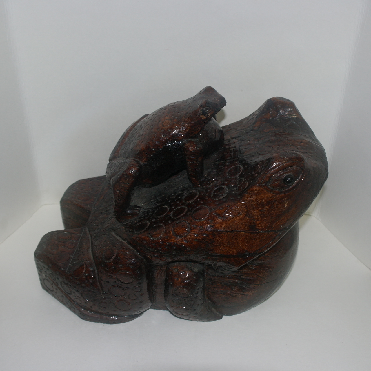 나무를 통으로 조각한 복두꺼비 조각상