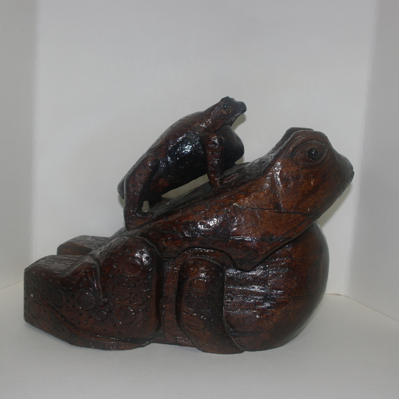 나무를 통으로 조각한 복두꺼비 조각상