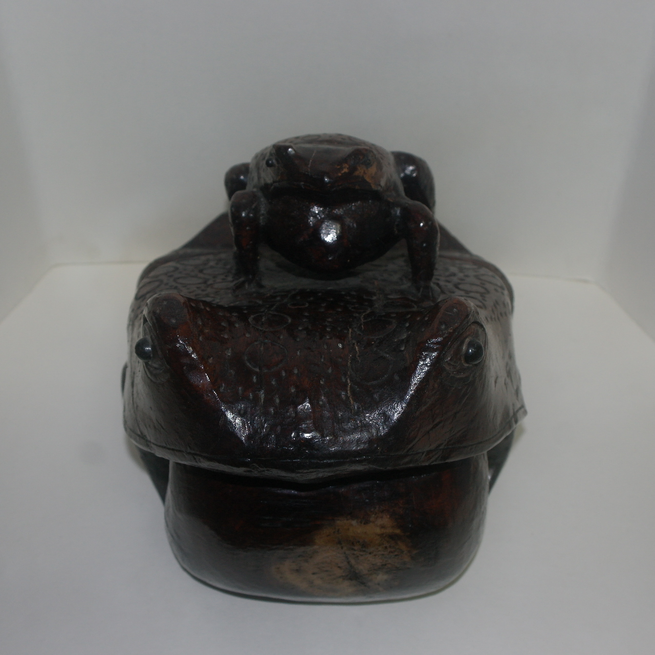 나무를 통으로 조각한 복두꺼비 조각상