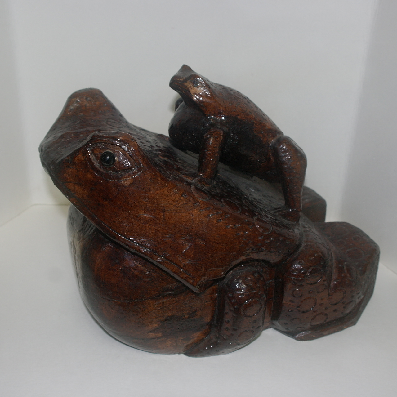 나무를 통으로 조각한 복두꺼비 조각상