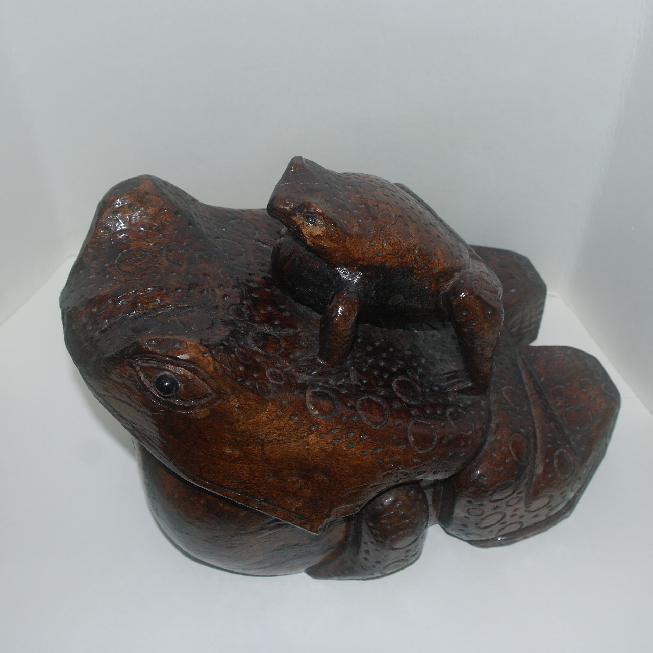 나무를 통으로 조각한 복두꺼비 조각상