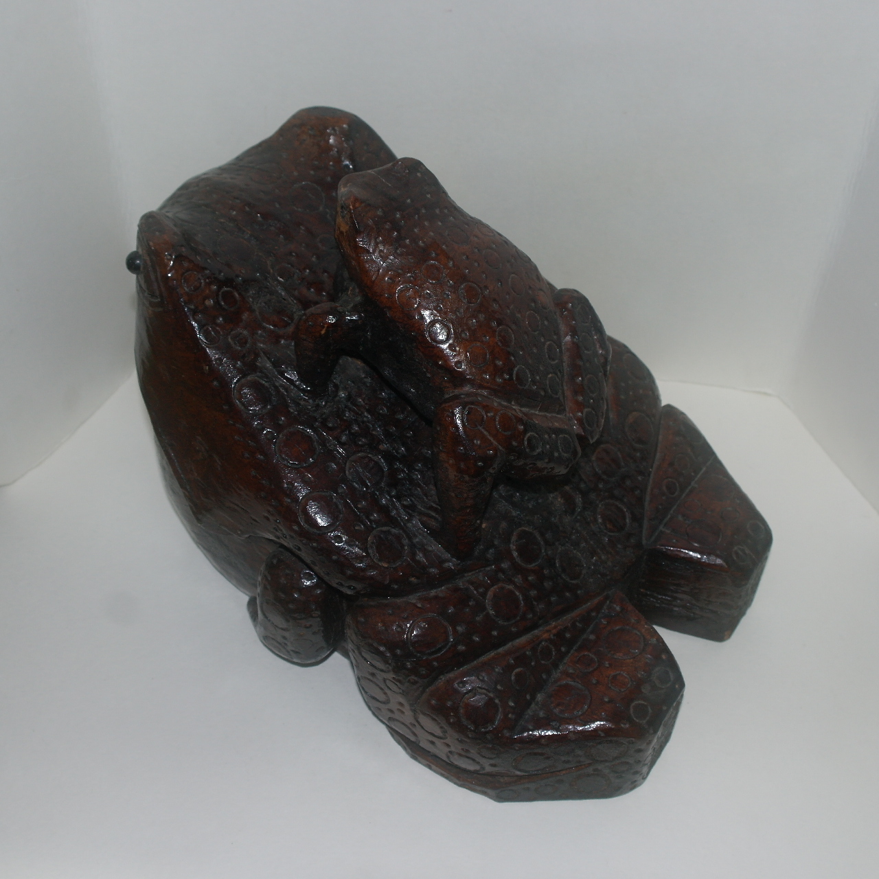 나무를 통으로 조각한 복두꺼비 조각상