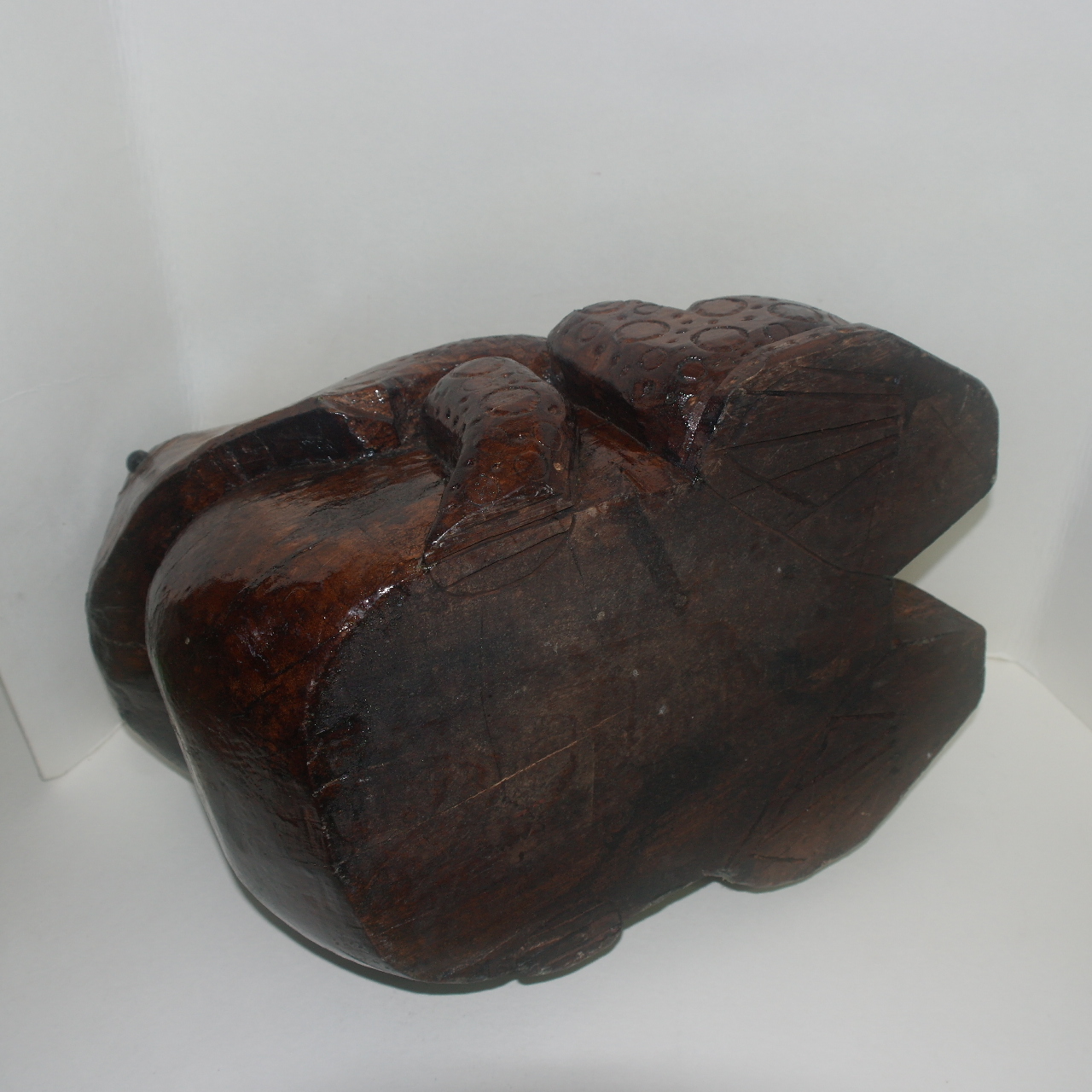 나무를 통으로 조각한 복두꺼비 조각상