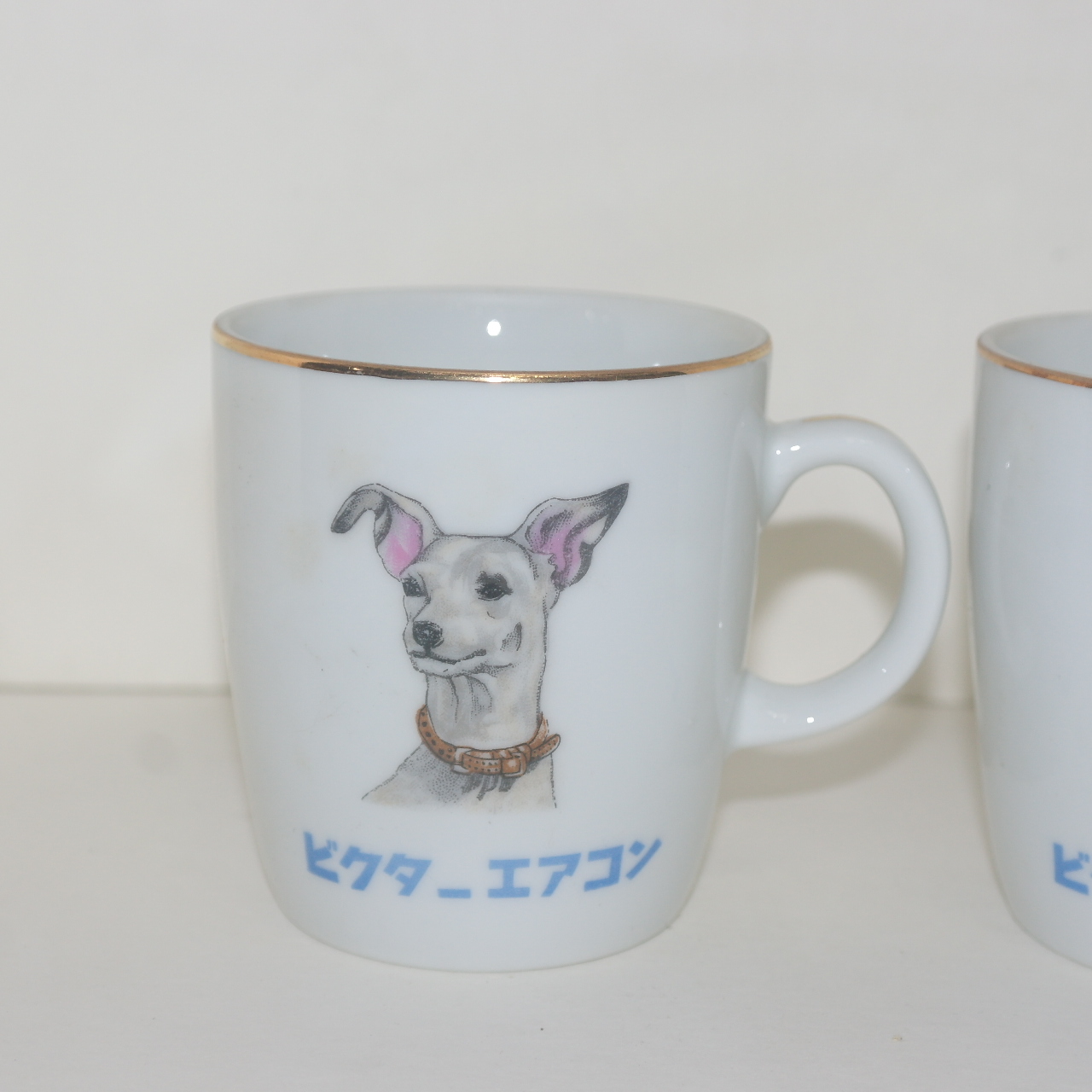 개와 자동차그림이 있는 도자기 머그잔 2점
