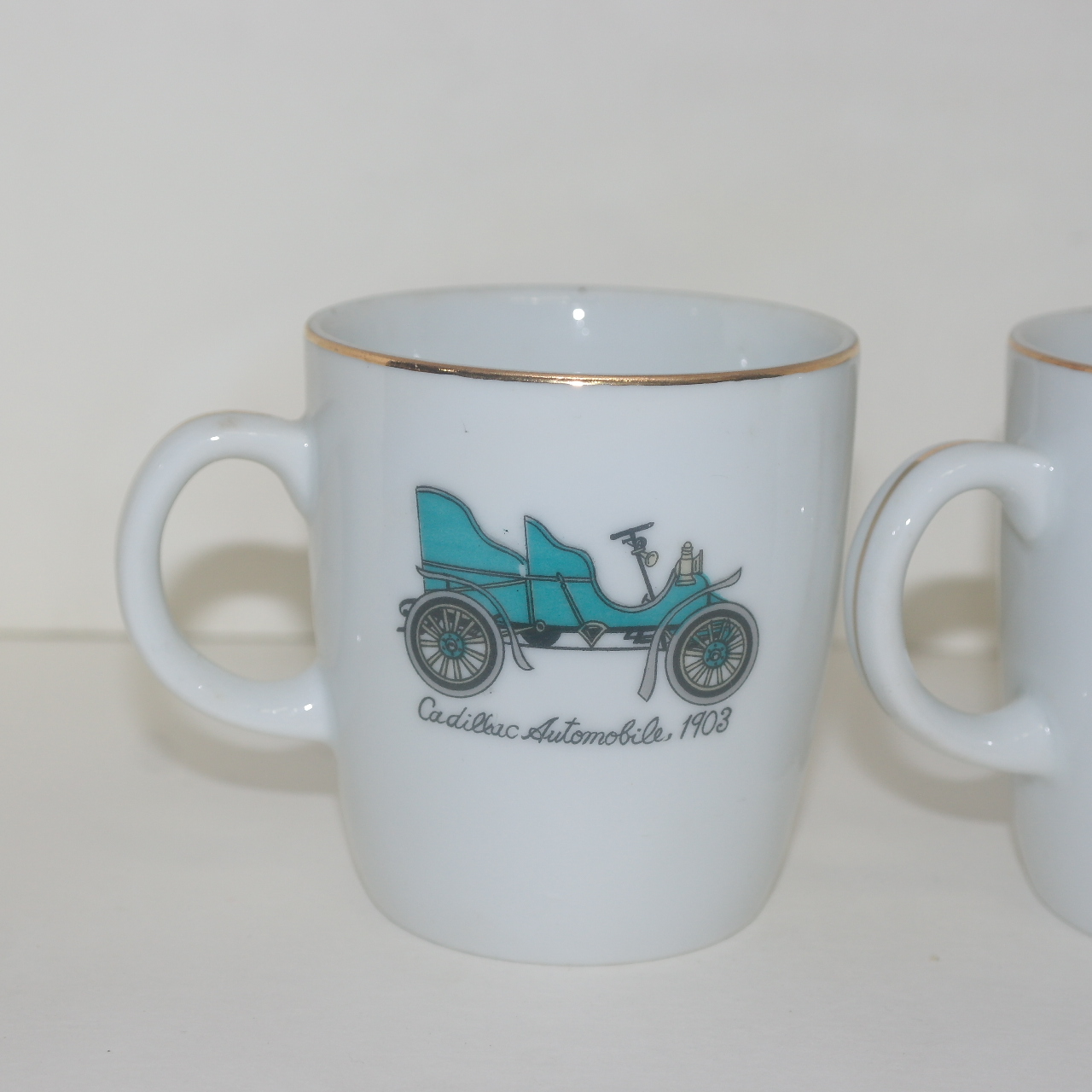 개와 자동차그림이 있는 도자기 머그잔 2점