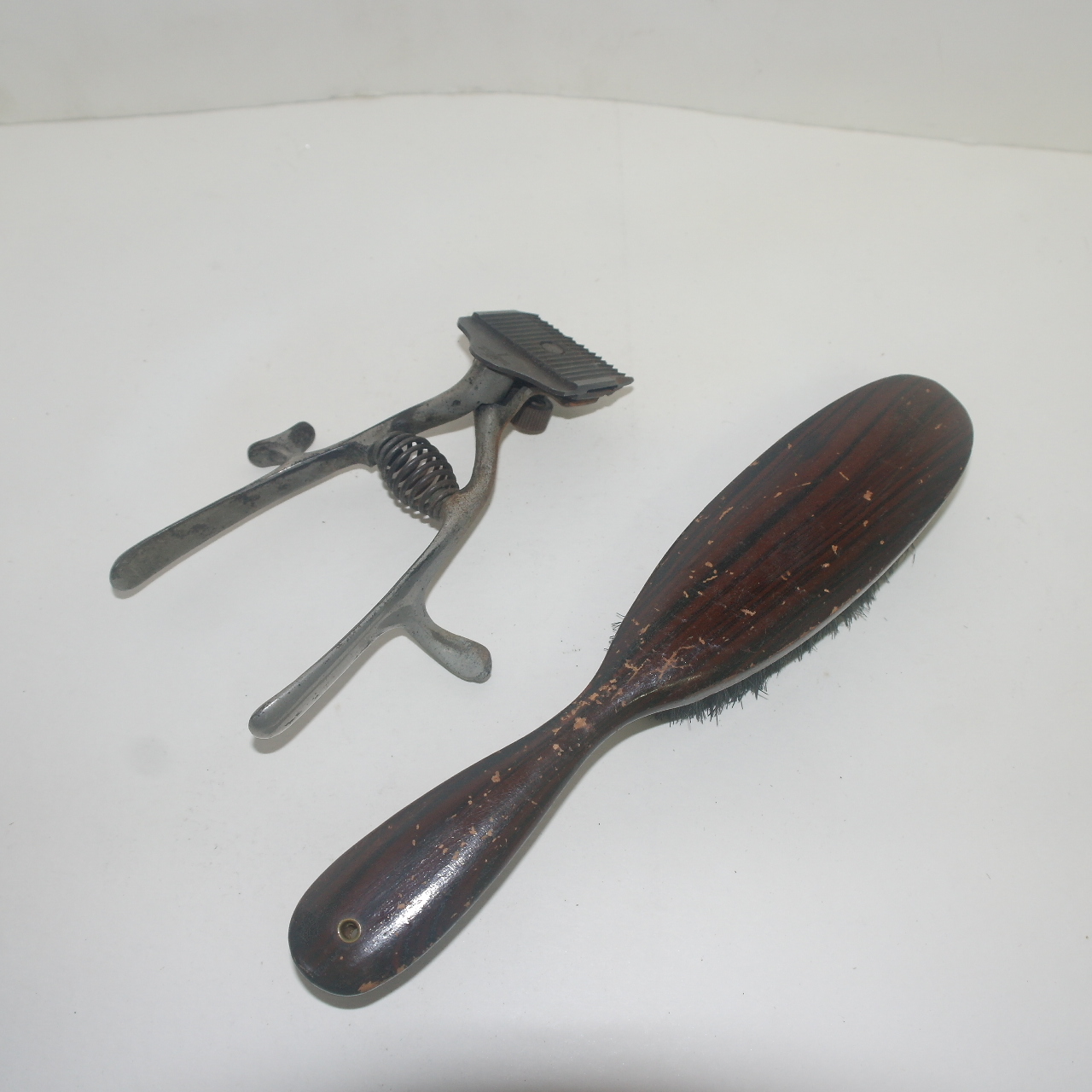 근대사 나무솔과 이발간 바리깡