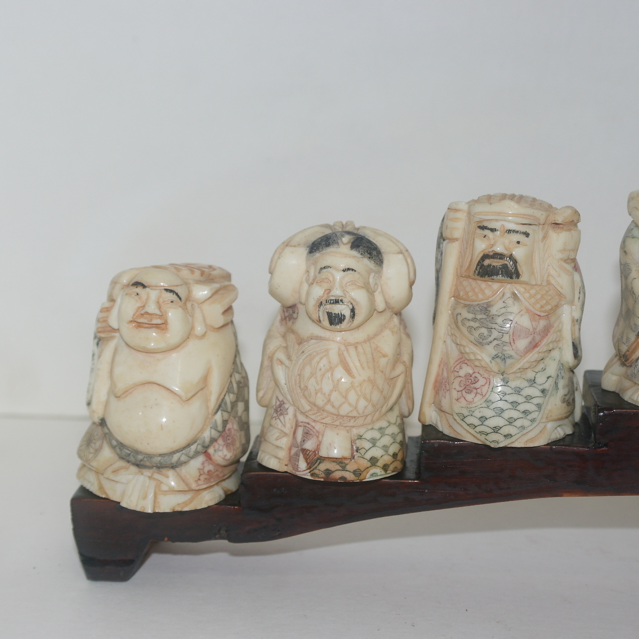 상아로된 칠복신 조각상